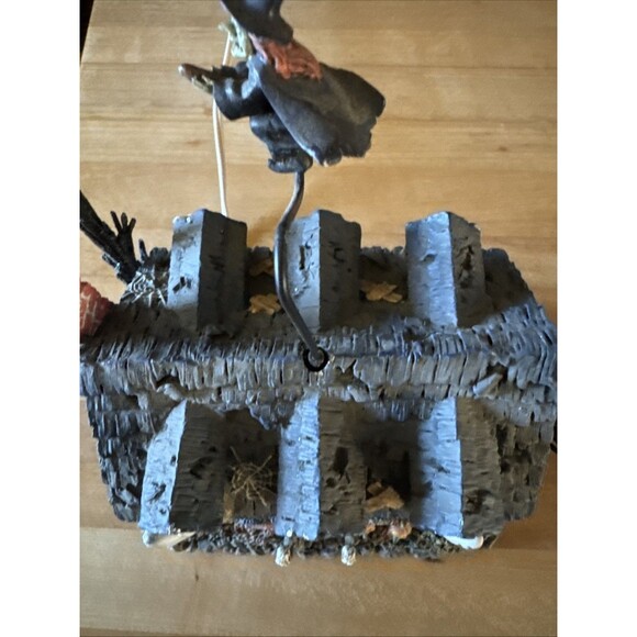 Hawthorne Village LILY'S INN THE MUNSTERS HALLOWEEN VILLAGE No. A3135 (READ DES) - Picture 2 of 12